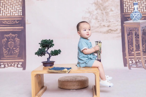 潜江宝宝边吃奶边挣扎烦躁